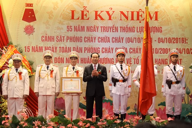 Chủ tịch nước trao Huân chương Bảo vệ Tổ quốc hạng Nhất tặng Cục Cảnh sát PCCC và CNCH