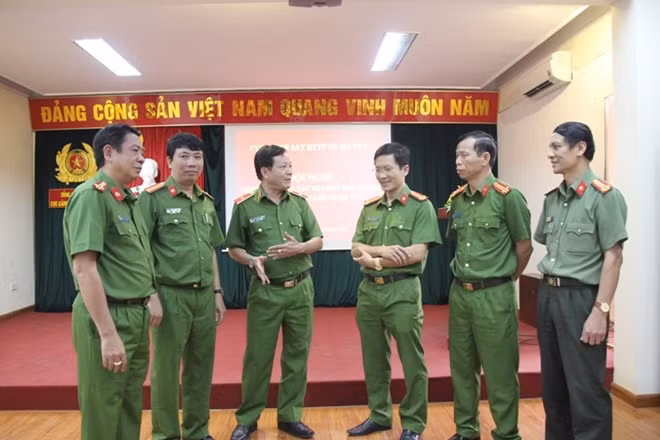 Thiếu tướng Nguyễn Anh Tuấn trao đổi với các đại biểu xung quanh 2 vụ án ma túy lớn