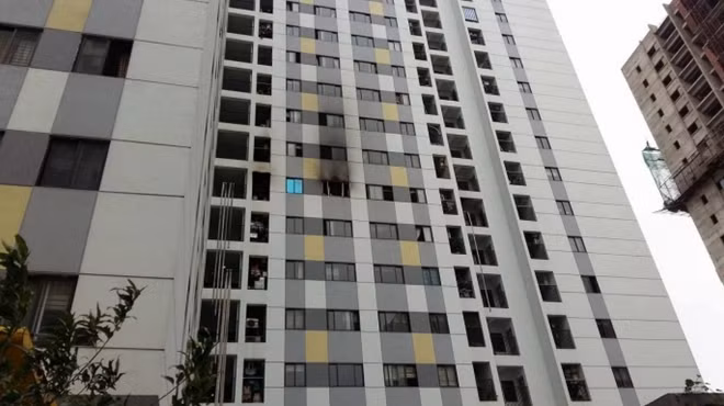 Căn hộ bị cháy ám khói đen dày đặc