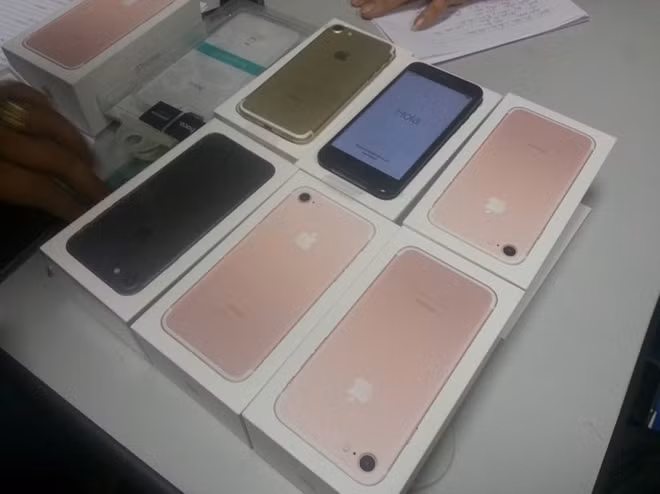 Những chiếc iPhone 7 đều còn nguyên linh kiện với đủ loại màu sắc