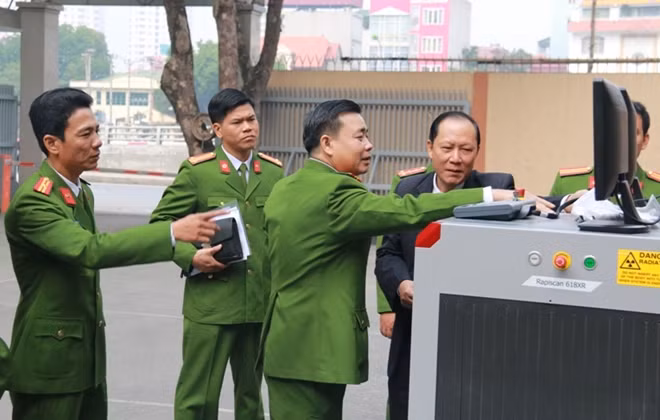 Thực hành kiểm tra người, hành lý khi đi qua cổng