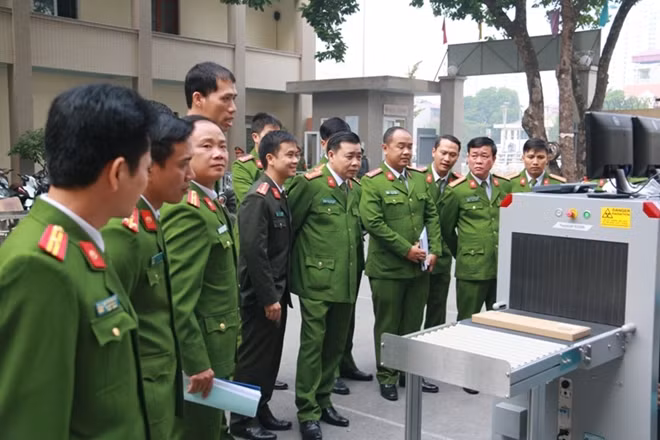 CBCS Trung đoàn CSCĐ nghe hướng dẫn máy soi mới, hiện đại