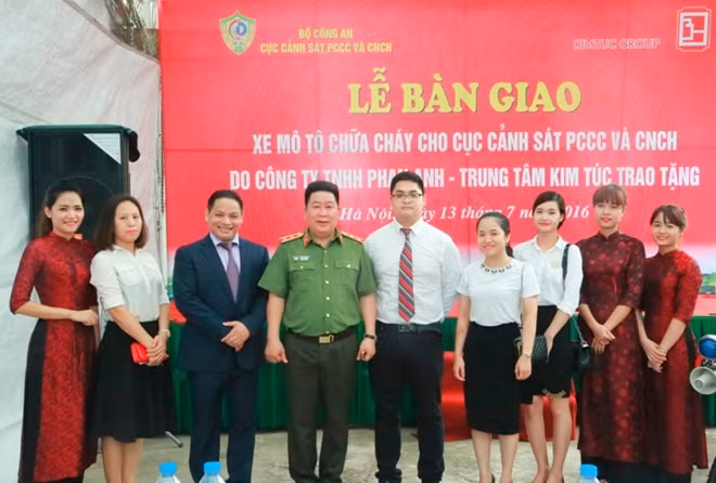 Trung tướng Bùi Văn Thành và các đại biểu
