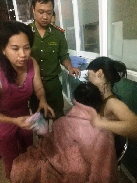 Mẹ con chị Bình được sơ cứu