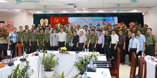Thượng tướng, TS Nguyễn Văn Thành, Thứ trưởng Bộ Công an và các đại biểu tại buổi tọa đàm.