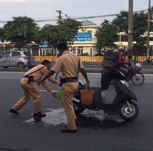 Đội CSGT số 14 nhanh chóng dập lửa cứu tài sản của người dân Đội CSGT số 14 nhanh chóng dập lửa cứu tài sản của người dân