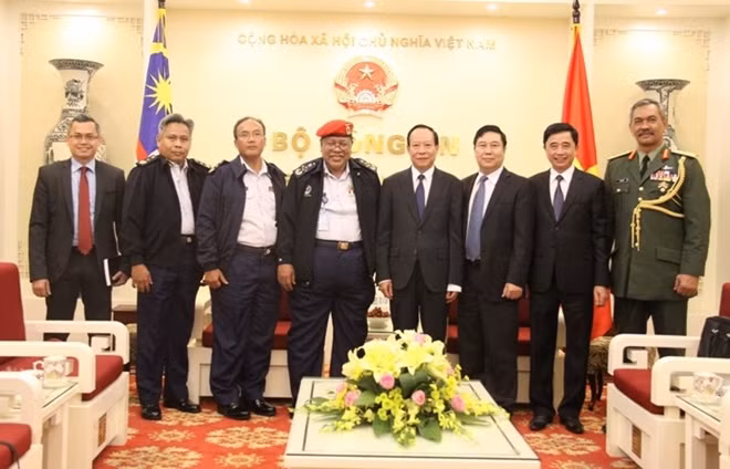 Thứ trưởng Lê Qúy Vương, Ngài Đô đốc Dato' Ahmad Puzi bin AB Kahar cùng các đại biểu tại buổi tiếp