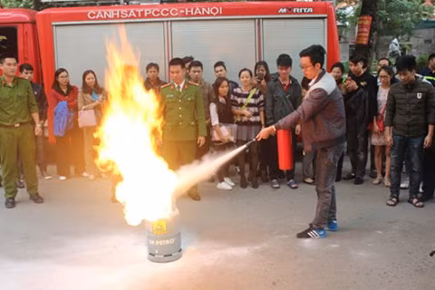 Thực hành thao tác chữa cháy bình gas Thực hành thao tác chữa cháy bình gas