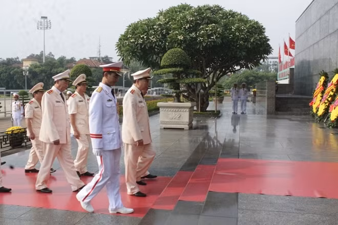 Đoàn đại biểu Đảng ủy Công an Trung ương và lãnh đạo Bộ Công an dâng hương tưởng niệm các Anh hùng liệt sỹ và vào Lăng viếng Chủ tịch Hồ Chí Minh.