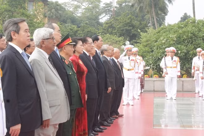Đoàn đại biểu lãnh đạo Đảng, Nhà nước, Mặt trận Tổ quốc Việt Nam tưởng niệm các anh hùng, Liệt sỹ.