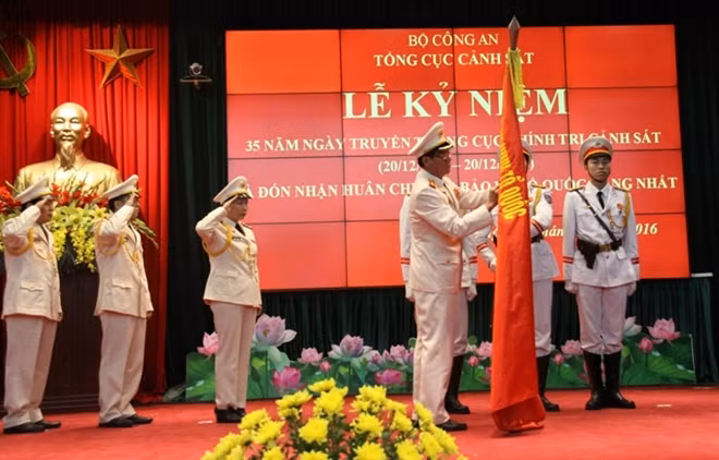 Thừa ủy quyền của Chủ tịch nước, Trung tướng Phan Văn Vĩnh gắn Huân chương Bảo vệ Tổ quốc hạng Nhất lên lá cờ truyền thống của Cục Chính trị Tổng cục Cảnh sát