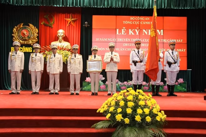 Thừa ủy quyền của Chủ tịch nước, Trung tướng Phan Văn Vĩnh trao Huân chương Bảo vệ Tổ quốc hạng Nhất tặng Cục Chính trị Tổng cục Cảnh sát