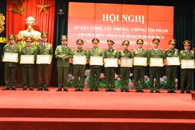 Thứ trưởng Lê Qúy Vương trao Bằng khen cho các tập thể, cá nhân có thành tích xuất sắc