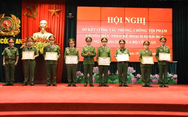 Trung tướng Phan Văn Vĩnh, Tổng cục trưởng Tổng cục Cảnh sát trao Bằng khen cho các tập thể, cá nhân