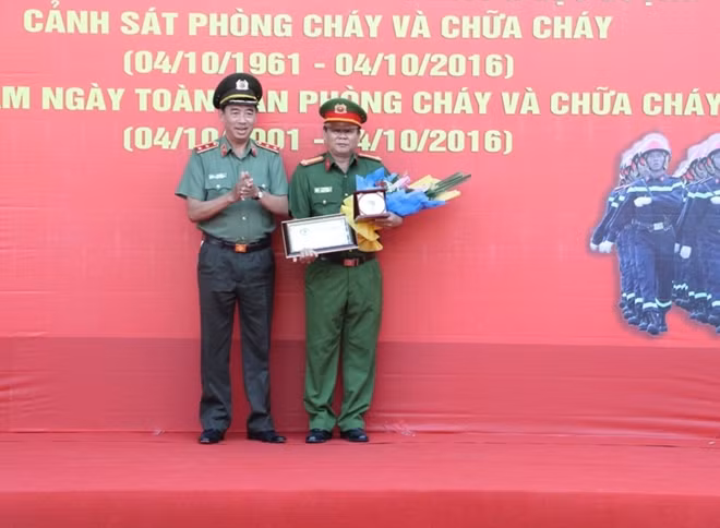 Trung tướng Lê Văn Đệ trao giải nhất ảnh cho Cảnh sát PCCC tỉnh Bình Dương