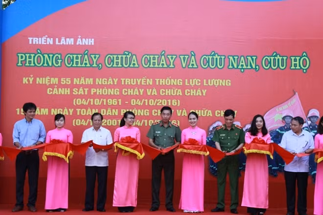 Trung tướng Lê Văn Đệ và các đại biểu cắt băng khai mạc triển lãm ảnh PCCC và CNCH