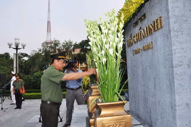 Thứ trưởng Nguyễn Văn Thành dâng hương Tượng đài Chủ tịch Hồ Chí Minh
