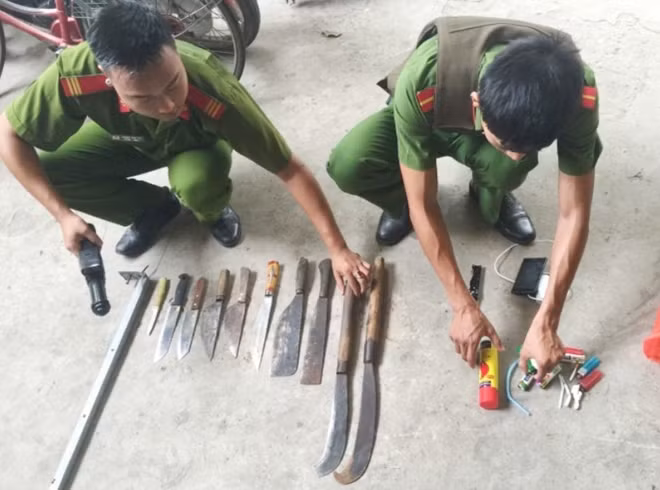 Cơ quan Công an thu giữ dao, gậy tại hiện trường.