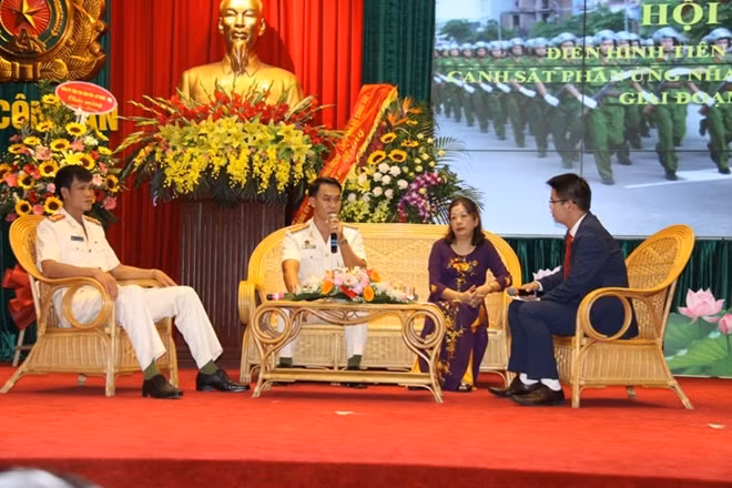 Các vị khách mời lên sân khấu giao lưu