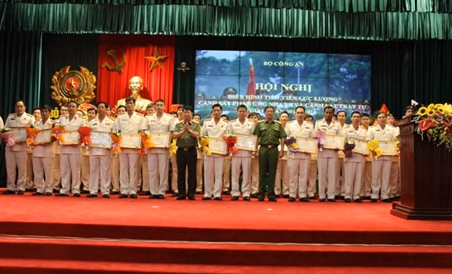 Thứ trưởng Bùi Văn Nam trao Bằng khen của Bộ Công an tặng tập thể, cá nhân có thành tích xuất sắc