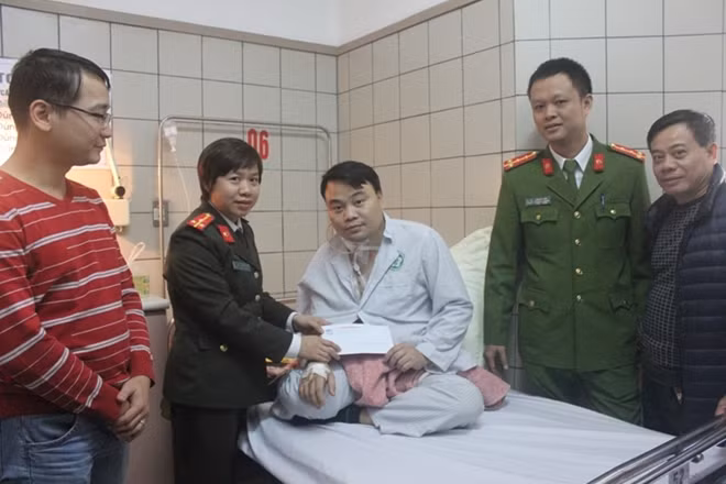 Đại diện Báo Công an nhân dân thăm, động viên Thiếu tá Nguyền Hoài Sơn