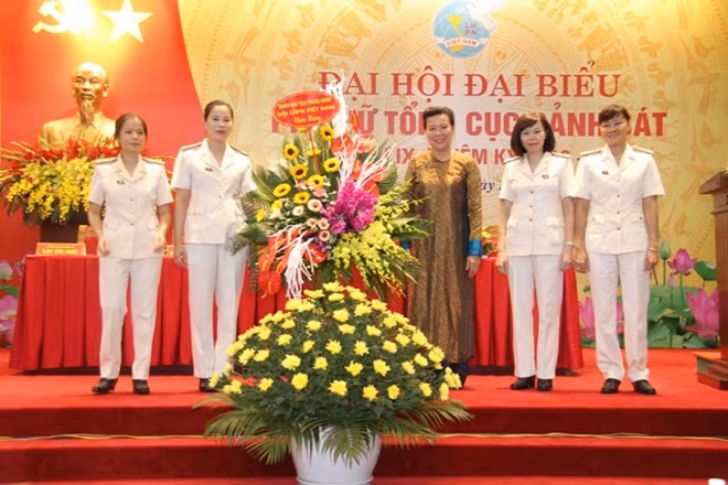 Đồng chí Nguyễn Thị Tuyết tặng hoa cho Đại hội đại biểu phụ nữ Tổng cục Cảnh sát