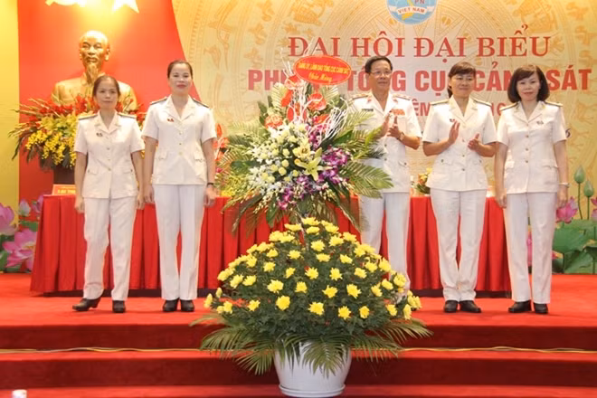 Trung tướng Phan Văn Vĩnh tặng hoa cho Đại hội đại biểu phụ nữ Tổng cục