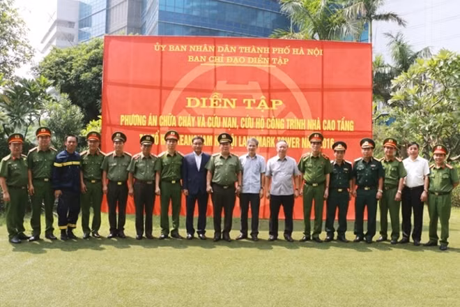 Thứ trưởng Bùi Văn Thành và đồng chí Nguyễn Văn Sửu với các đại biểu tại buổi diễn tập
