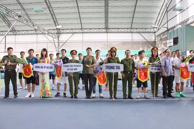 Ban tổ chức trao hoa và cờ lưu niệm cho các đội thi đấu
