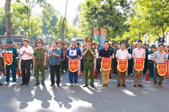 Thiếu tướng Hoàng Quốc Định tặng cờ lưu niệm cho các đội dự thi