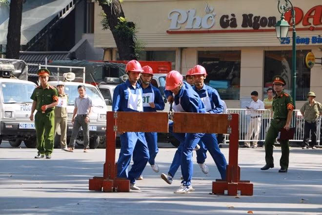 Phá cửa là nội dung thi quan trọng để chữa cháy, CNCH