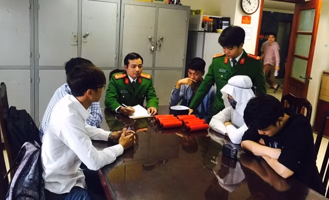 Các trinh sát Phòng 3, PC50 lấy lời khai của nhóm đối tượng sản xuất, tung video clip