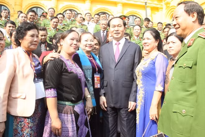 Chủ tịch nước Trần Đại Quang nói chuyện thân mật với các đại biểu.