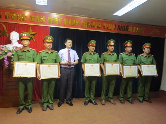 Đồng chí Nguyễn Thanh Phong, Cục trưởng Cục Vệ sinh An toàn thực phẩm trao Bằng khen cho các tập thể, cá nhân