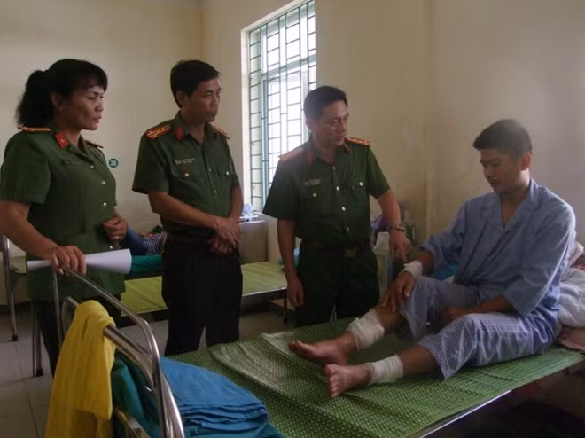 Đại tá Đỗ Tiến Dũng và lãnh đạo một số đơn vị hỏi thăm, động viên Thượng úy Nguyễn Xuân Trường