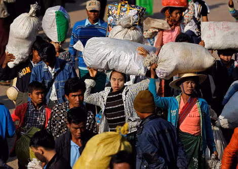 Người dân sống ở biên giới Myanmar - Trung Quốc di tản đến thành phố Lashio (Myanmar) để tránh bom đạn. Ảnh: Reuters. Người dân sống ở biên giới Myanmar - Trung Quốc di tản đến thành phố Lashio (Myanmar) để tránh bom đạn. Ảnh: Reuters.