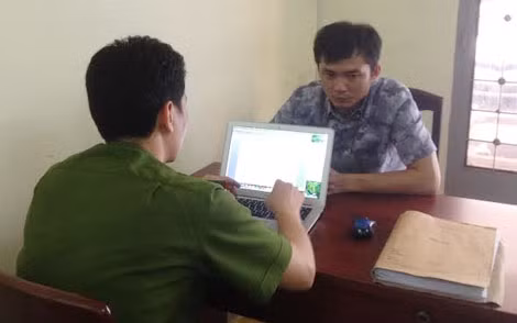 Cơ quan Công an lấy lời khai Chủng.