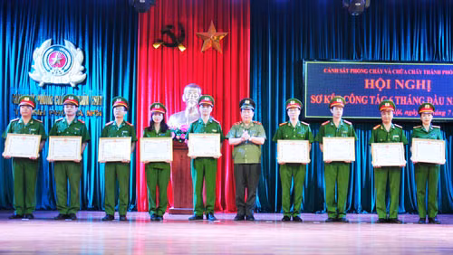 Thứ trưởng Bùi Văn Thành trao Bằng khen cho các tập thể, cá nhân có thành tích xuất sắc.