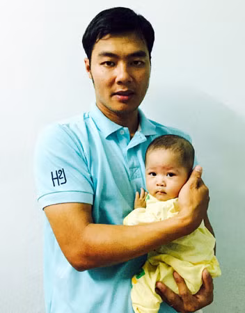 Thượng úy Nguyễn Văn Hùng và con gái tại Bệnh viện Trung ương Huế.