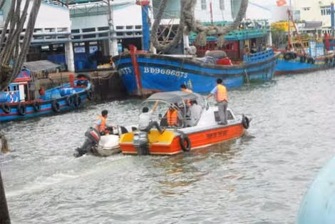 Lực lượng Cảnh sát đường thủy tỉnh phối hợp Ban Quản lý cảng Quy Nhơn hướng dẫn, sắp xếp tàu thuyền vào khu neo đậu an toàn.