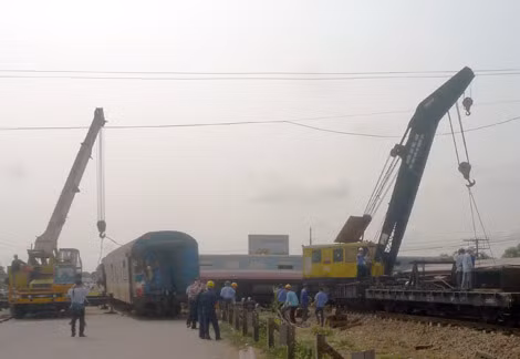 Cẩu các toa tàu bị nạn ra khỏi khu vực đường sắt.