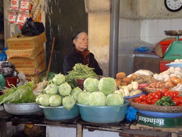 Nhiều loại phí chợ bị thu cao hơn quy định.