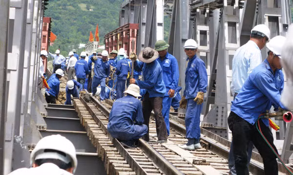 Việc cổ phần hoá doanh nghiệp Nhà nước diễn ra khá chậm chạp trong nửa đầu năm nay.
