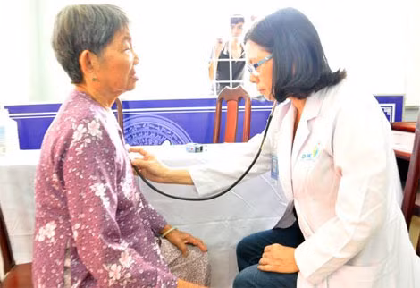 BS Tôn Thất Quỳnh Ái và BS Trịnh Thanh Mai khám bệnh cho bà con.