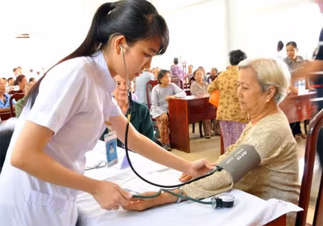 Đo huyết áp và phân loại bệnh cho bà con.