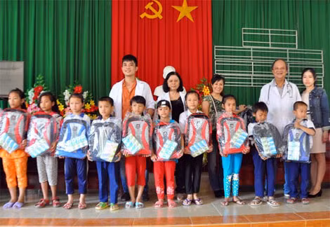 Trao quà cho HS nghèo học giỏi của xã Phú Cường.