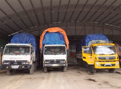 3 chiếc xe tải bị phát hiện chở 70 tấn thuốc bắc không rõ nguồn gốc xuất xứ. 3 chiếc xe tải bị phát hiện chở 70 tấn thuốc bắc không rõ nguồn gốc xuất xứ.