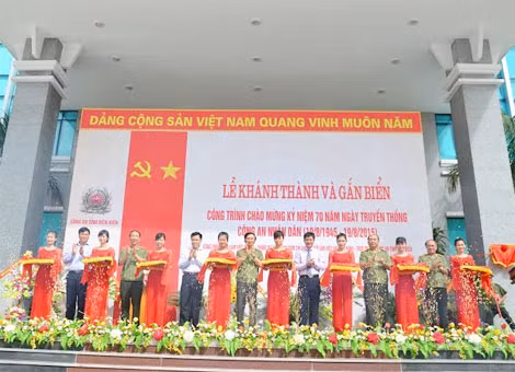 Thứ trưởng thường trực Đặng Văn Hiếu cùng các đồng chí lãnh đạo Tỉnh ủy, HĐND -UBND tỉnh Điện Biên cắt băng khánh thành công trình nhà làm việc 9 tầng.