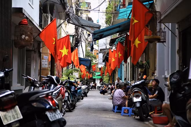 Đối với đa số người dân Thủ đô, hơn cả ý nghĩa là một ngày lễ, ngày Quốc khánh bao giờ cũng là ngày đặc biệt. Đặc biệt không chỉ vì cờ, hoa, biểu ngữ rực rỡ và các điểm văn hóa, văn nghệ diễn ra trên từng tuyến phố, mà ngay ở trong lòng người dân, ngày mùng 2-9 đã thực sự trở thành ngày Tết.
