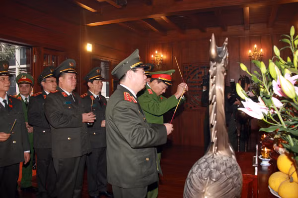 Các đồng chí lãnh đạo Bộ Công an dâng hương tưởng niệm Chủ tịch Hồ Chí Minh. Ảnh: Thu Thủy.